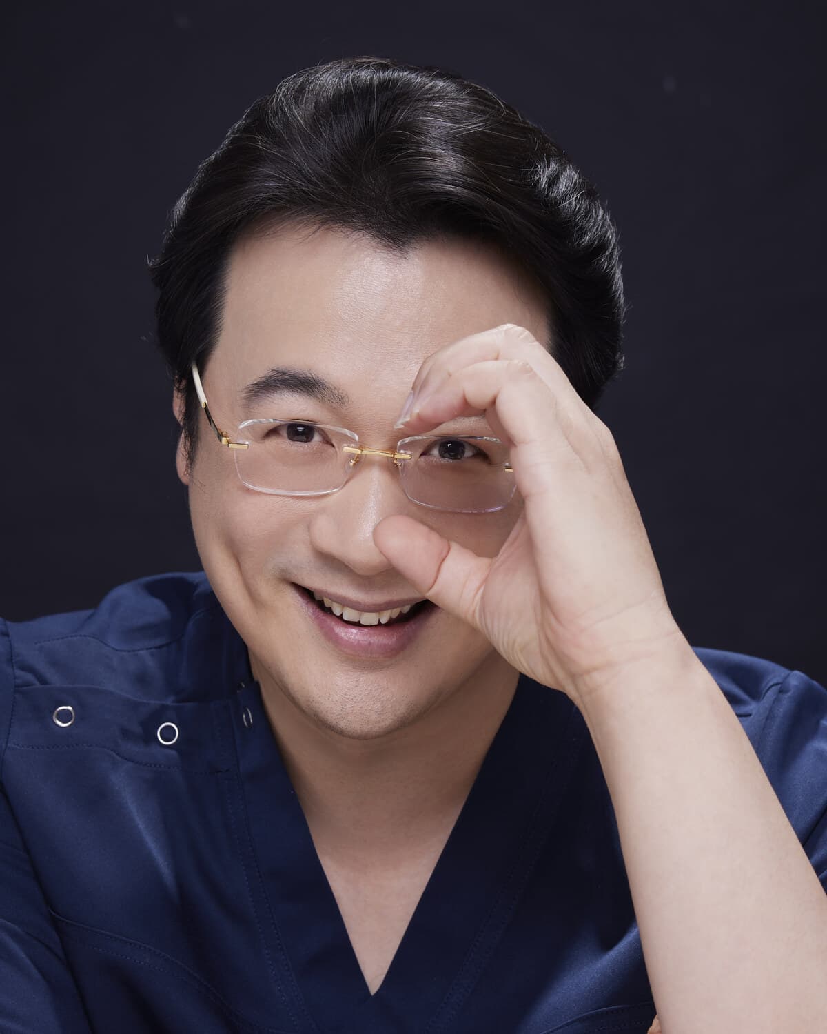 劉達儒醫師微笑、以手指比出圓圈放在眼鏡前的形象照