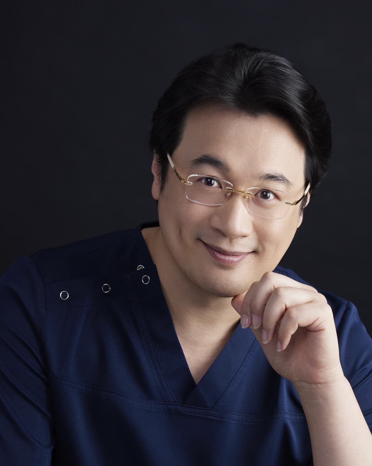 劉達儒醫師托腮微笑的形象照